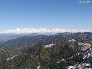 穆克缇斯瓦Viewtiful Homestay的享有高山和雪覆盖山脉的空中景色