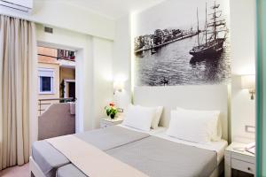 干尼亚伊迪翁酒店 的一间卧室,配有一张床和一张船景