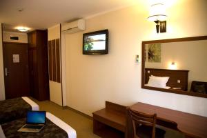 索非亚法沃里特酒店的酒店客房配有一台笔记本电脑桌