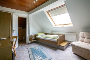 RodalbenVilla Bruderfels, Garni的一间小卧室,配有床和窗户