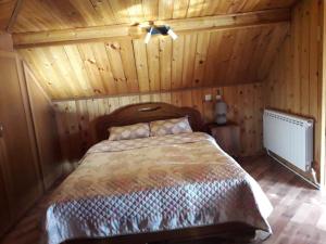 博尔若米House in Borjomi的小木屋内一间卧室,配有一张床