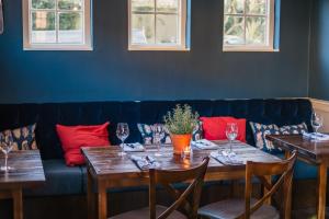 牛津The Black Boy的用餐室配有木桌和蓝色沙发
