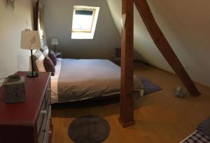 拉佩蒂特皮耶尔Les appartements d'estelle的一间卧室配有一张铺有木地板的床。