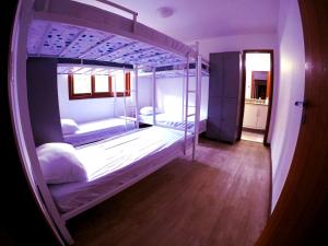 Lampião Hostel客房内的一张或多张双层床
