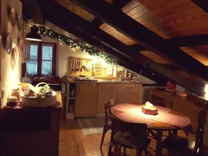 苏特廖Casa all’antica fontana的厨房配有木桌和桌椅