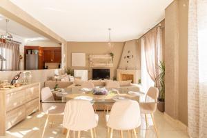 马科普隆MiLo Luxury House -Free Airport pick up-10min drive的用餐室以及带桌椅的起居室。