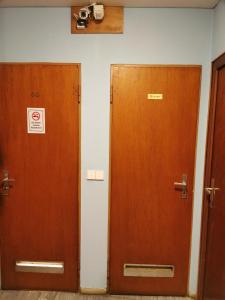 凯撒斯劳滕See Lord Hotel的墙上有摄像头的房间里有两个木门