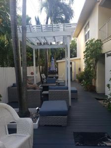 迪尔菲尔德海滩Ashley Brooke Beach Resort的庭院设有藤椅和凉亭。