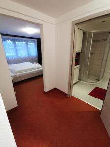 维辛Ferienwohnung Außerdorf的客房设有带一张床和镜子的卧室