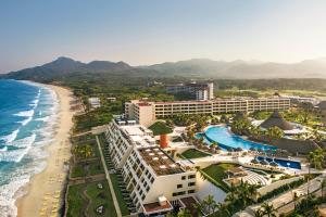 蓬塔米塔Iberostar Selection Playa Mita的享有酒店和海滩的空中景致