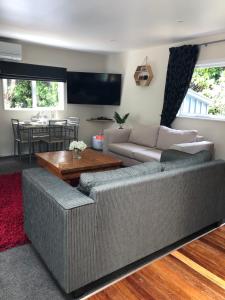 阿卡罗阿Kānuka Cottage - Tranquil and relaxing的客厅配有沙发和桌子