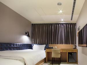 台中市星漾商旅-台中一中馆的酒店客房配有两张床和一张书桌