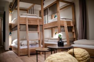 Roomie Alps Design Hostel客房内的一张或多张双层床