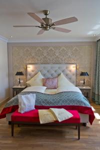 巴特维尔德巴德莫科尼帕莱斯Spa酒店的一间卧室配有一张大床和吊扇