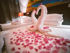 阿布辛贝塞提阿布辛贝湖度假酒店的两个天鹅坐在玫瑰床上