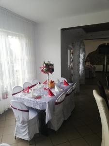 巴亚德菲耶尔Restaurant Vi La Maria的用餐室配有红色椅子和长桌