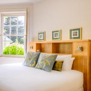 新诺福克The Woodbridge Tasmania的卧室配有白色的床和窗户