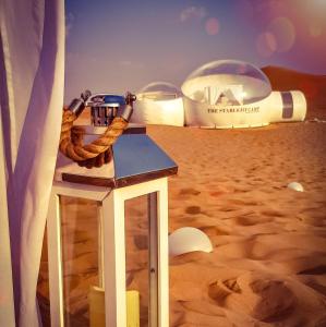 迪拜STARLIGHT CAMP的帐篷和冲浪板享有沙漠美景