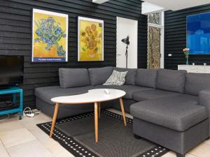 菲耶勒鲁普Four-Bedroom Holiday home in Glesborg 15的客厅配有沙发和桌子