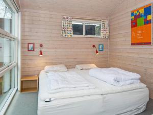 菲耶勒鲁普Four-Bedroom Holiday home in Glesborg 15的卧室配有白色的床