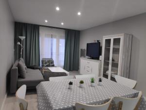 安道尔城SUITEDREAMS - Boigues 3的客厅配有桌子和沙发