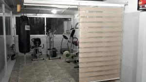 皮里亚波利斯Terrazas De Punta Colorada的一间健身房,里面设有数个健身器材