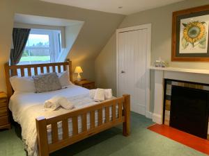 阿伯劳尔The Cottage Aberlour的一间卧室配有带毛巾的床