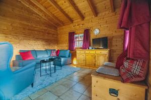 施利尔塞Ruhige Chalets mit Seeblick in zentraler Lage的小屋内的客厅配有沙发和电视