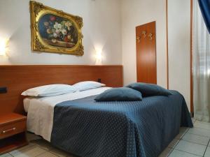 贝加莫圣乔治酒店的一间卧室配有一张壁画床