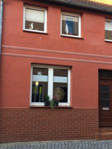 马尔肖Inselhaus Malchow的红色的房子,有两个窗户和门