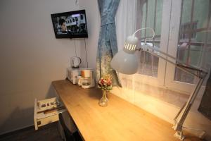 布拉索夫92 Residence的一张桌子,上面有一盏灯和花瓶