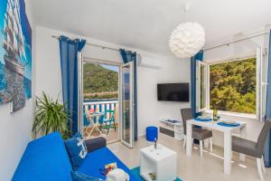 索布拉Apartments More的客厅配有蓝色的沙发和桌子