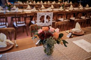 瓜达拉哈拉金塔唐何塞精品酒店的花瓶,花朵放在桌子上
