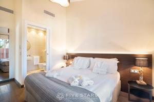 费拉角圣让Villa Artemys - Five Stars Holiday House的卧室配有带毛巾的大型白色床