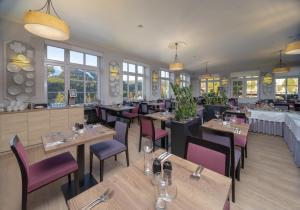 什平德莱鲁夫姆林斯纳兹卡酒店的餐厅设有木桌和紫色椅子