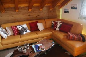 韦尔比耶Rodasia的客厅配有带枕头的沙发