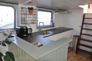 阿姆斯特丹Private Lodge on Houseboat Amsterdam的厨房配有水槽和台面