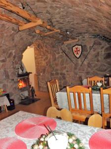 涅兹卡城堡Willa Rycerz的一间带桌子和壁炉的用餐室