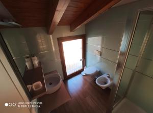 梅泽格拉阿扎诺住宿加早餐假日酒店的一间带卫生间和水槽的小浴室