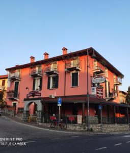 梅泽格拉阿扎诺住宿加早餐假日酒店的街道边的红色建筑