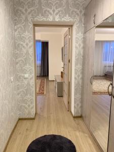 塞凡Brand new comfortable apartments in Sevan city的走廊,门通往房间