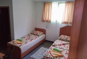 索科矿泉村Studio Isakovic Centar的小房间设有两张床和窗户
