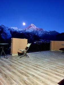 卡兹贝吉Nikolo Inn的阳台享有雪覆盖的山脉美景。