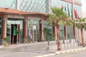 布赖代Brand Al Qassim Hotel的一座棕榈树建筑