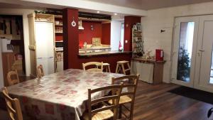 VagneyEntre-parenthèses的厨房以及带桌椅的用餐室。
