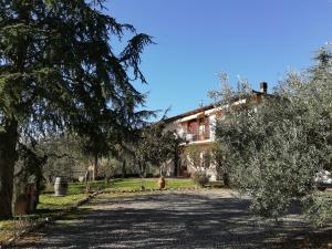 基安蒂盖奥勒Agriturismo "Crocino in Chianti"的前面有车道的房子