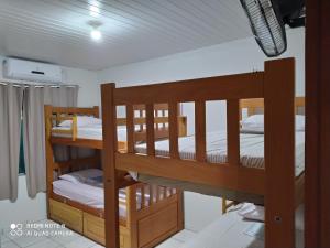 巴雷里尼亚斯Hostel Lençóis Park的白色墙壁的客房内设有两张双层床。