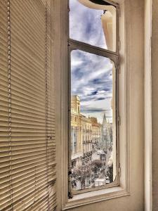 马德里梅耶旅馆的享有城市美景的开放式窗户。