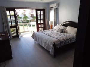 Nanny Estates Cabarete kiters Condo C-6客房内的一张或多张床位