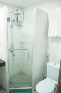 马尼拉Studio 89 Katipunan QC的浴室设有玻璃淋浴间和卫生间
